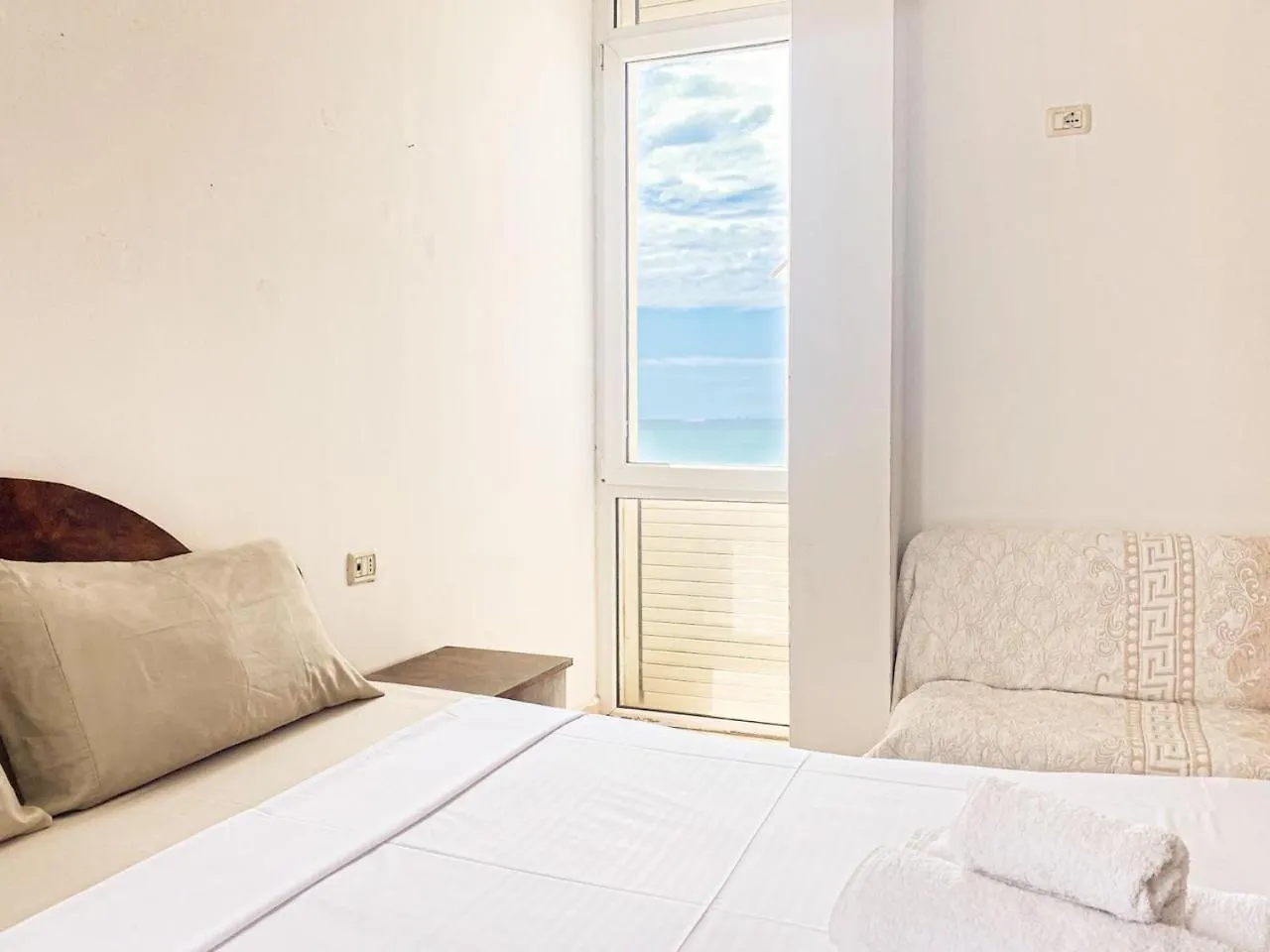Lungomare Beachfront Apartments Durres 0*,